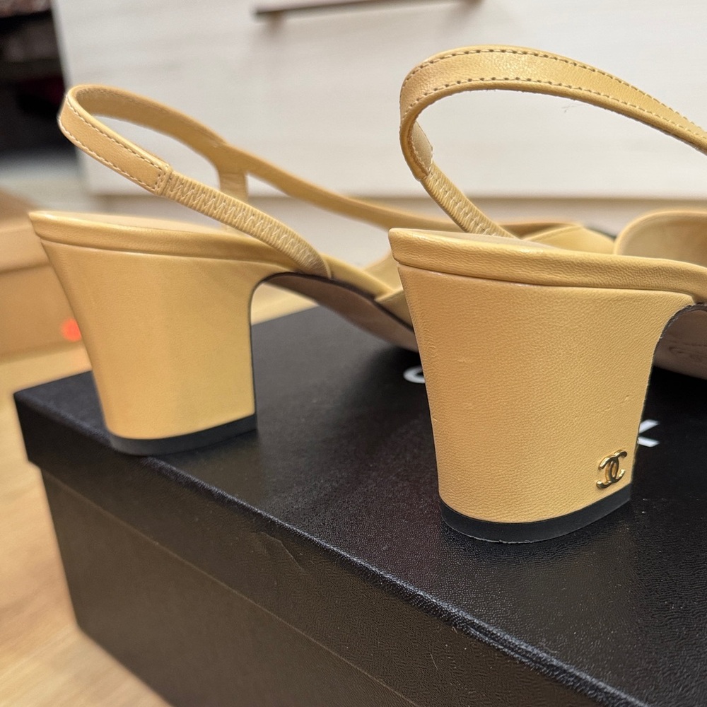 Chanel Classic Slingback Heels – Beige & Black – Goatskin/Grosgrain – 37.5 - Picture 12 of 15